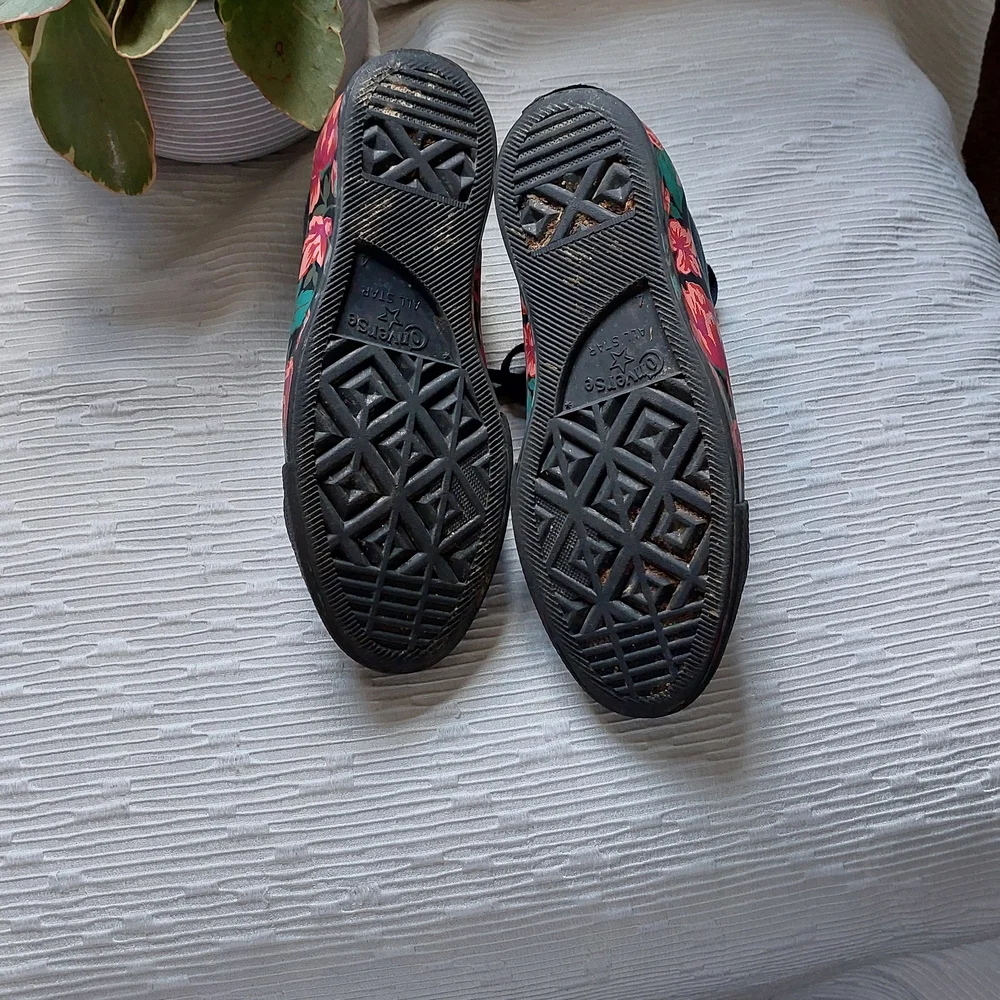 Black and Red Converse Sneakers Size 4 - Picture 12 of 13
